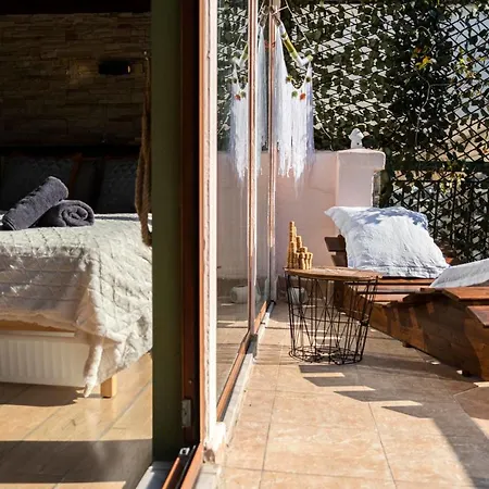 Apartment Wood Aesthetic Steps From The Sea *