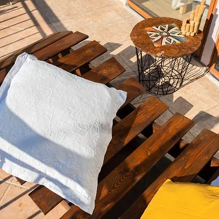 Wood Aesthetic Steps From The Sea *