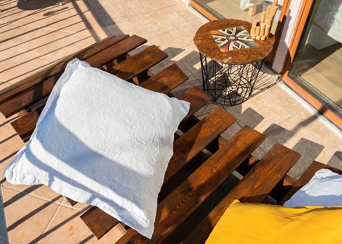 Wood Aesthetic Steps From The Sea *