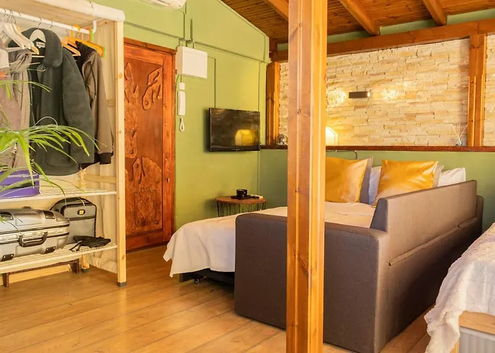 Wood Aesthetic Steps From The Sea *